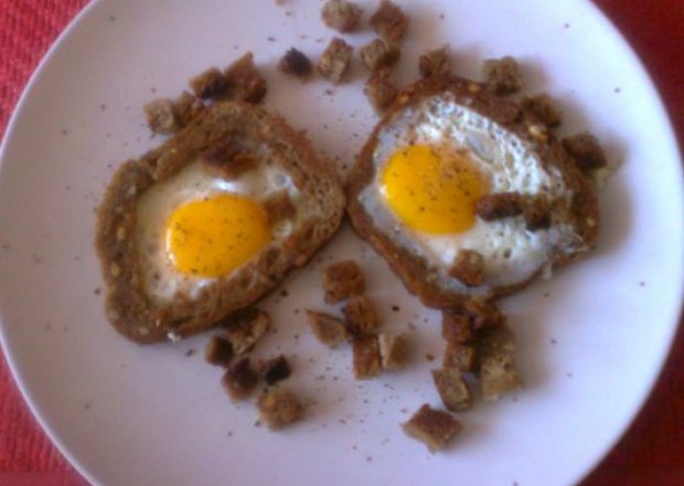 Fotografia przedstawiająca Jajka sadzone w chlebie z grzankami