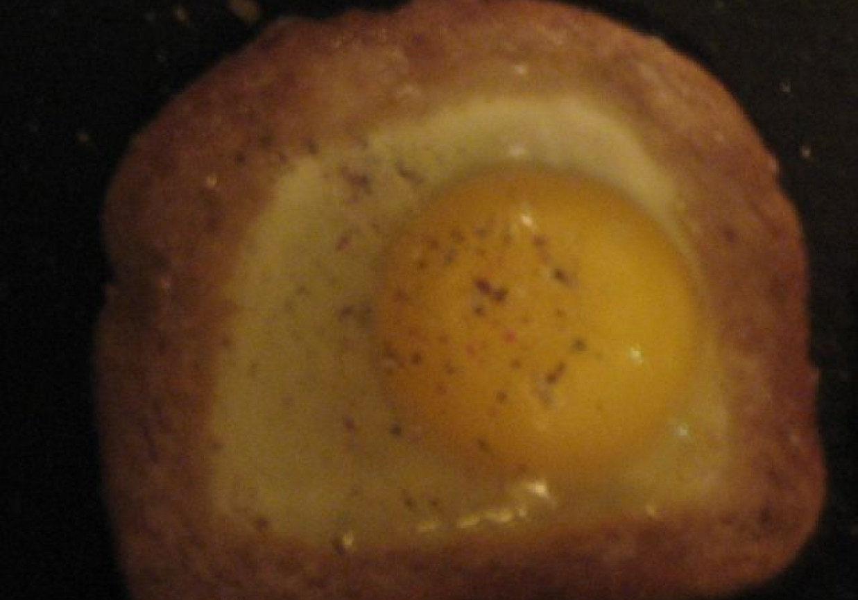Jajka sadzone w chlebowej ramie foto