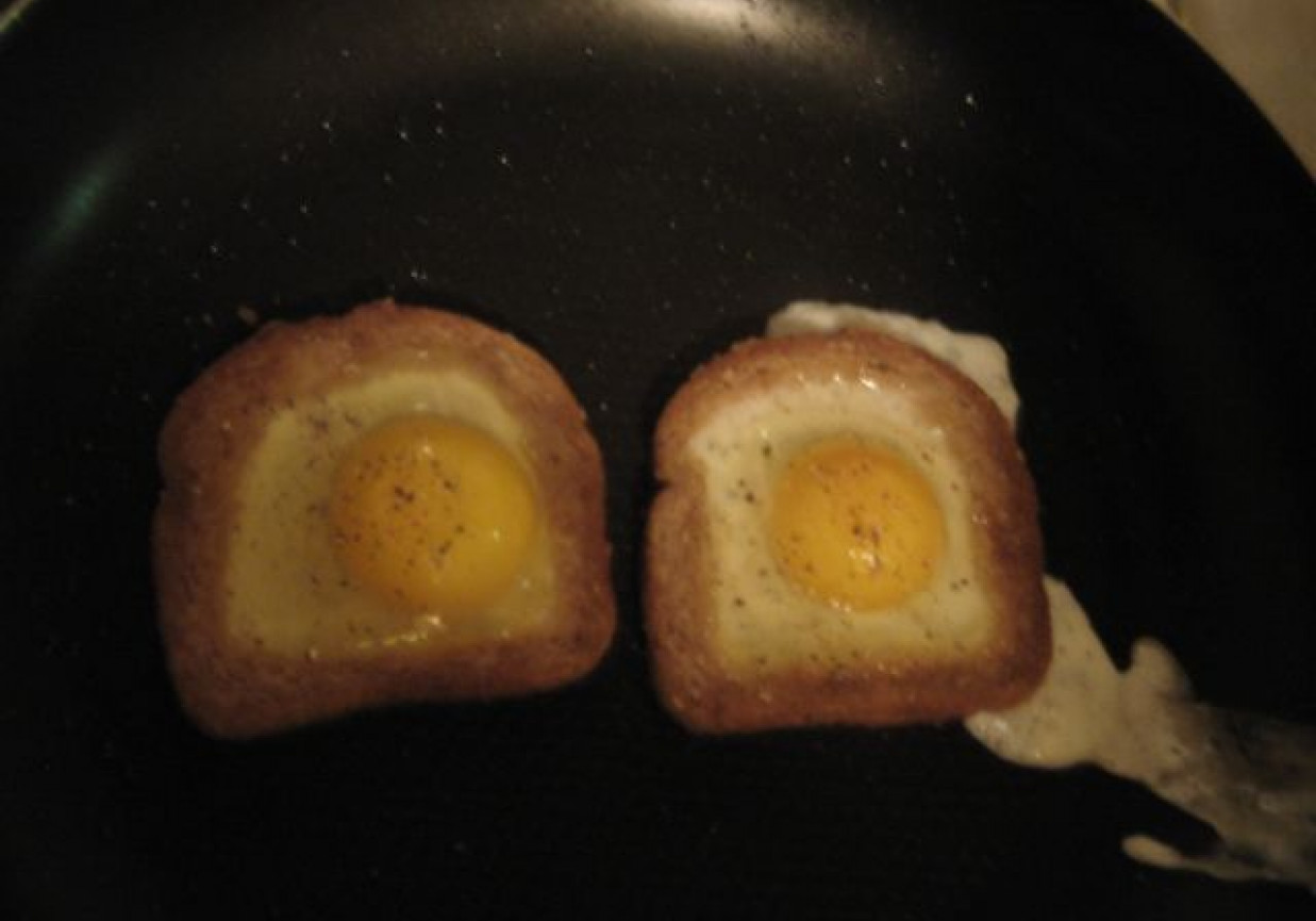 Jajka sadzone w chlebowej ramie foto