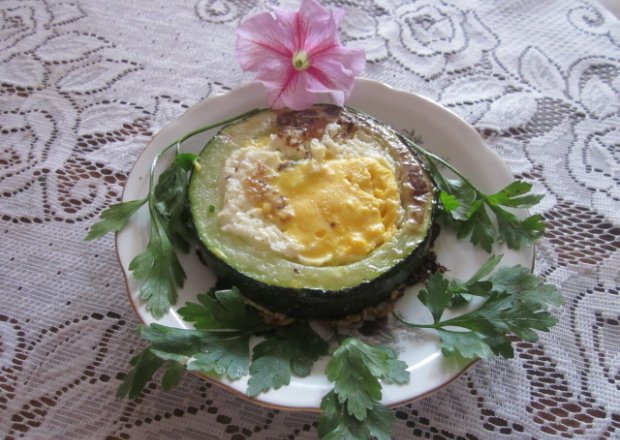 Fotografia przedstawiająca Jajka sadzone w cukini