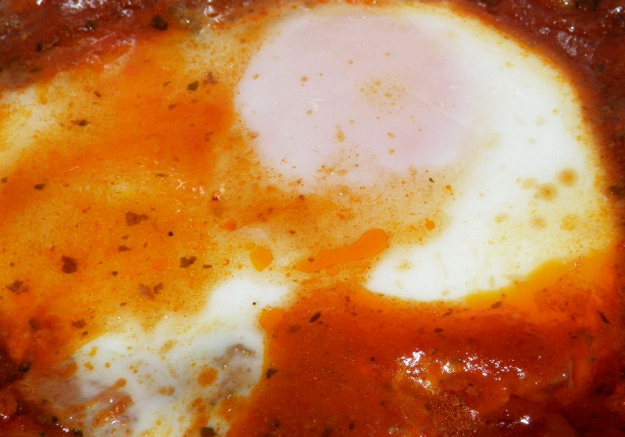 Jajka sadzone w duszonych pomidorach foto