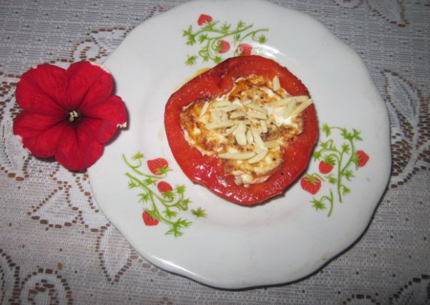 Fotografia przedstawiająca Jajka sadzone w papryce