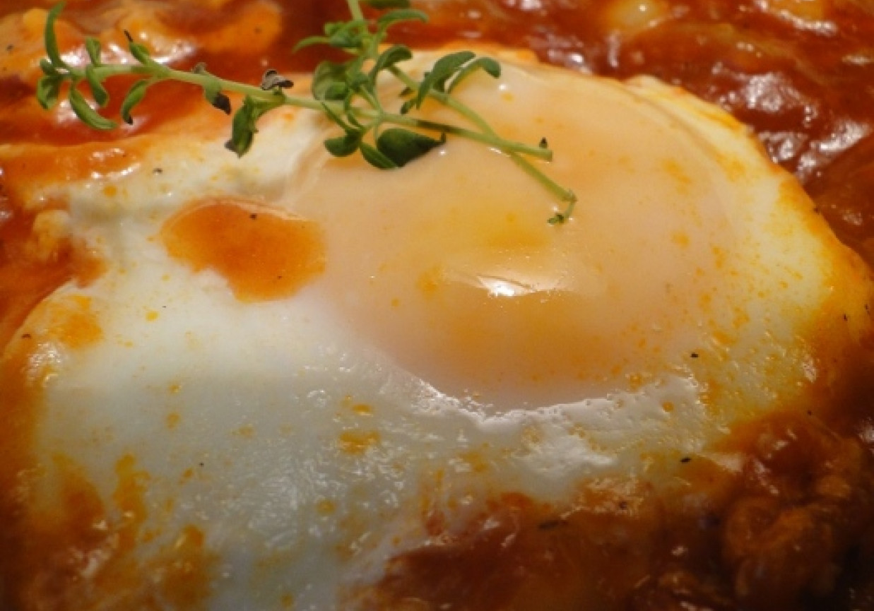 Jajka sadzone w sosie pomidorowym foto