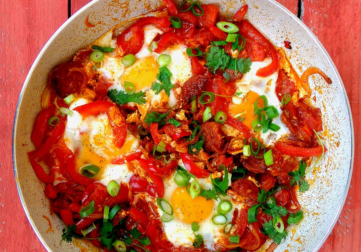Jajka sadzone z chorizo, pomidorami i papryką  foto