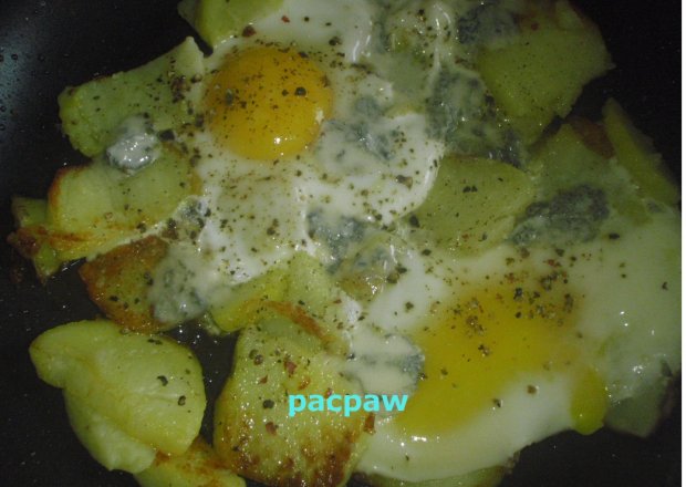 Fotografia przedstawiająca Jajka sadzone z gorgonzolą na ziemniakach