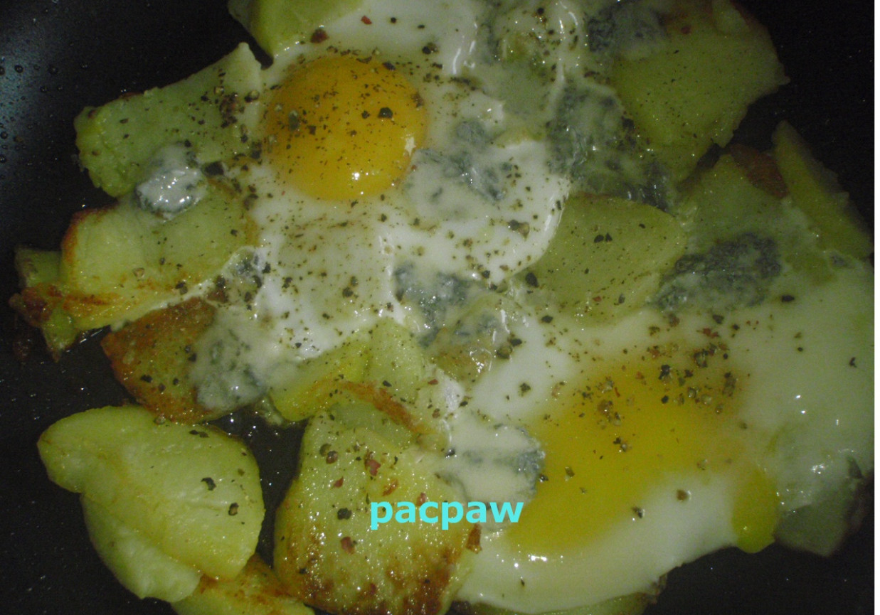 Jajka sadzone z gorgonzolą na ziemniakach foto