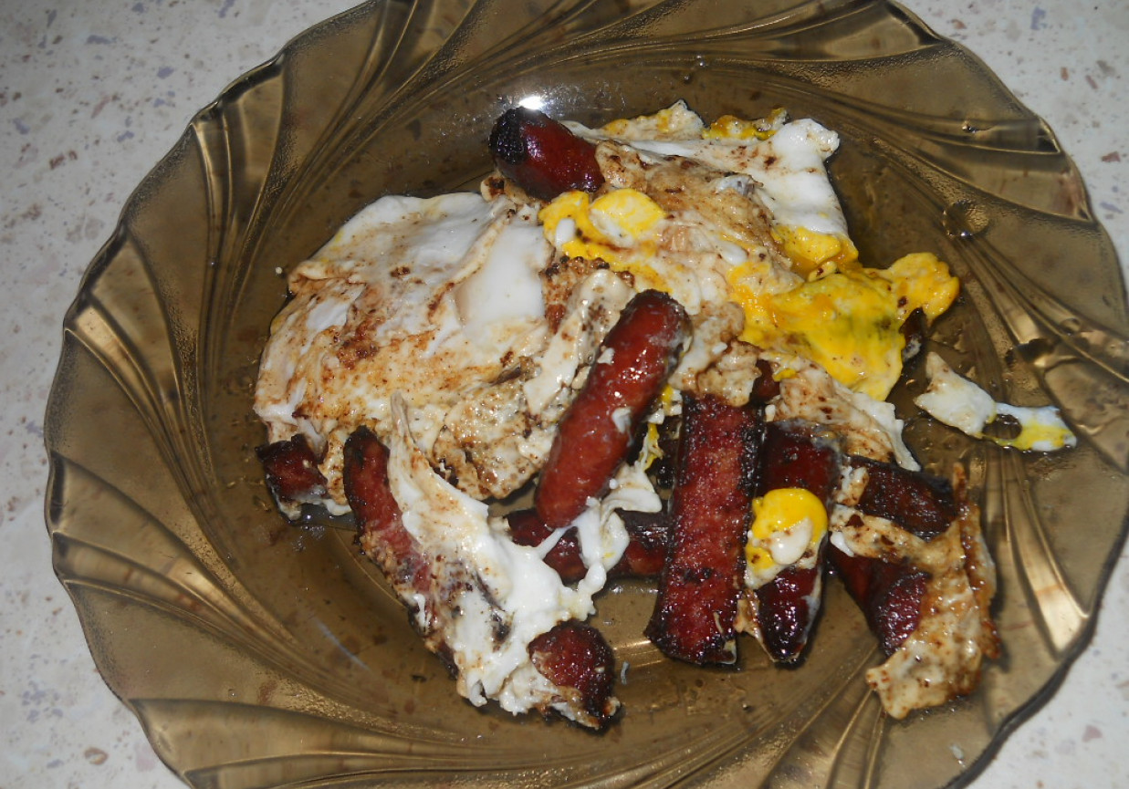 Jajka sadzone z kabanosem i keczupem foto