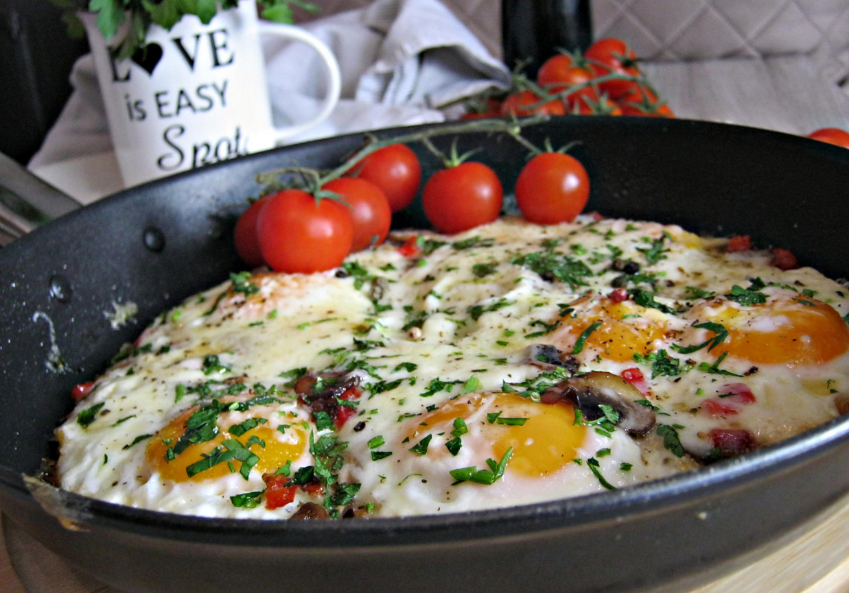 Jajka sadzone z pieczarkami, papryką i serem foto