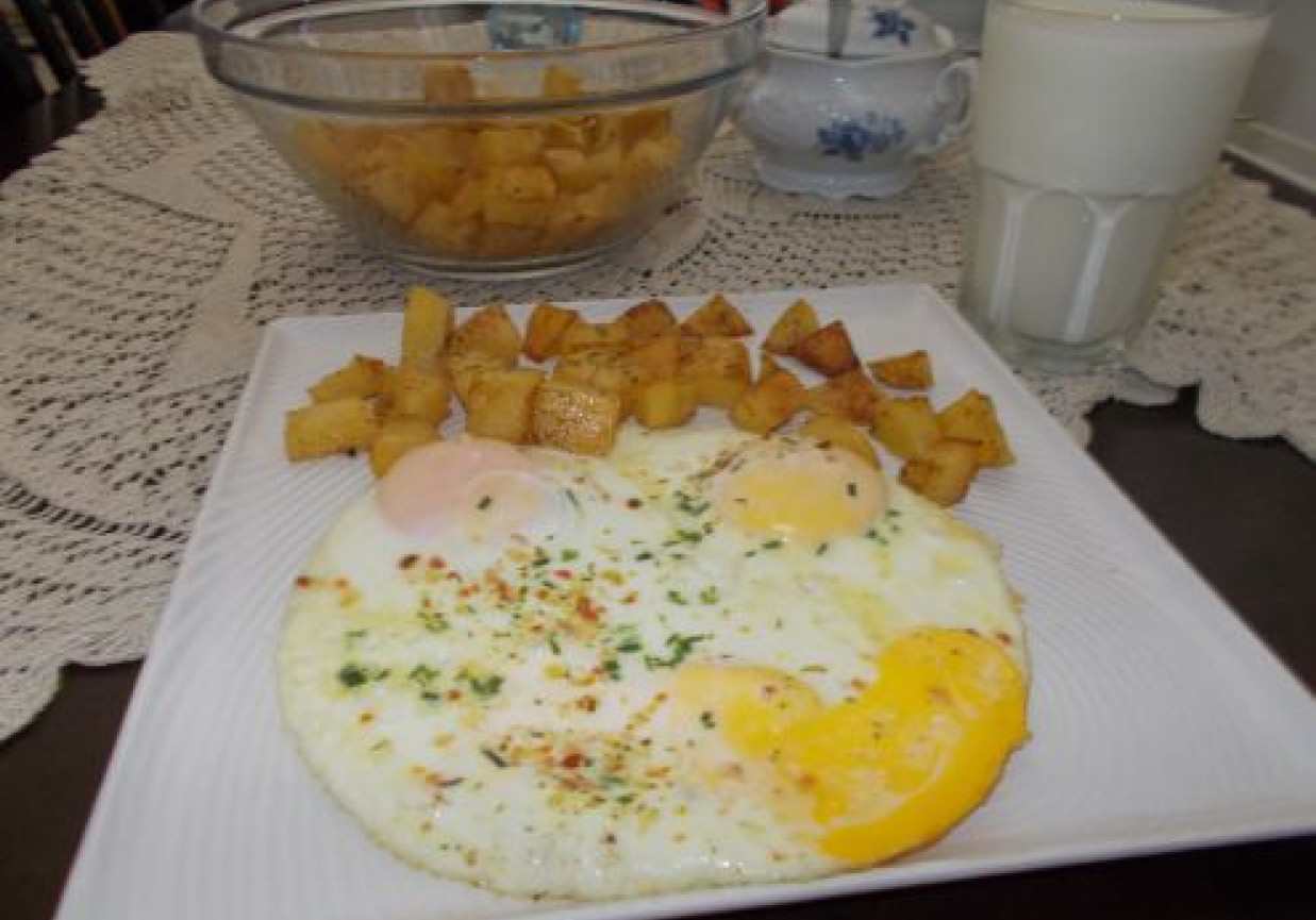 Jajka sadzone z pieczonymi ziemniaczkami i kefirkiem foto