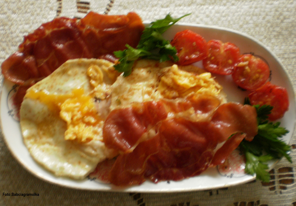 Jajka sadzone z plastrami bekonu : foto