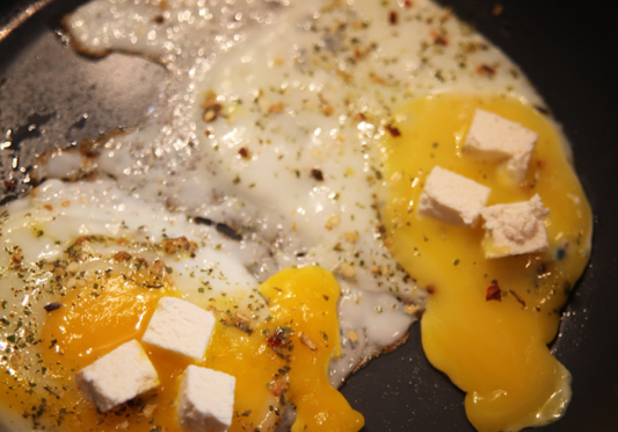 Jajka sadzone z serem feta foto