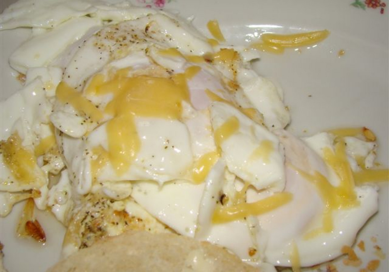 jajka sadzone z serem żółtym foto