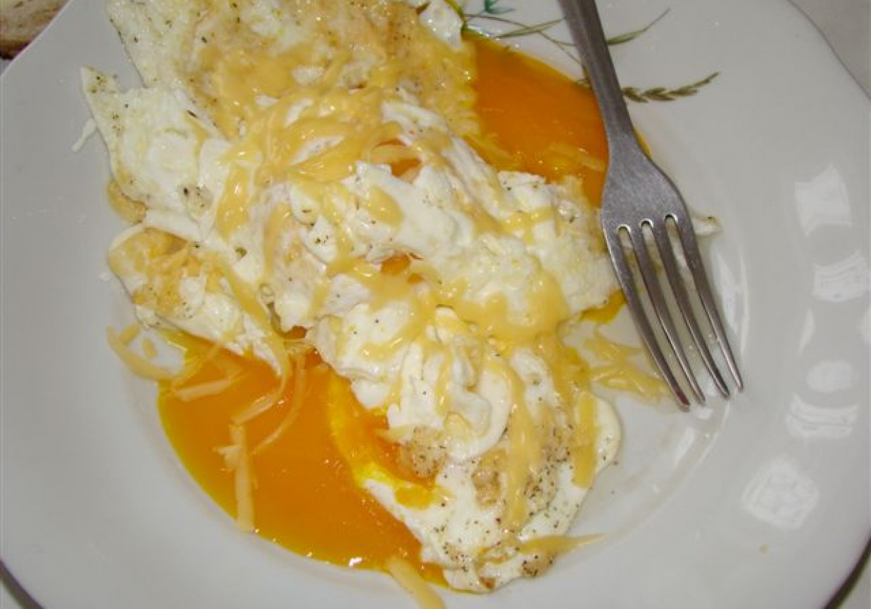 jajka sadzone z serem żółtym foto