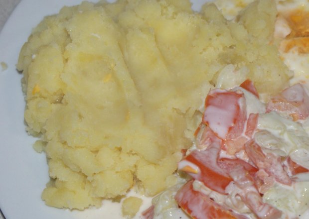 Fotografia przedstawiająca jajka sadzone z ziemniakami