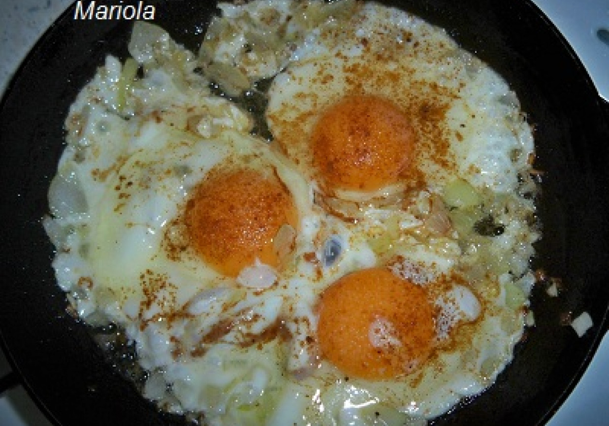 Jajka sadzone ze słodką papryką foto