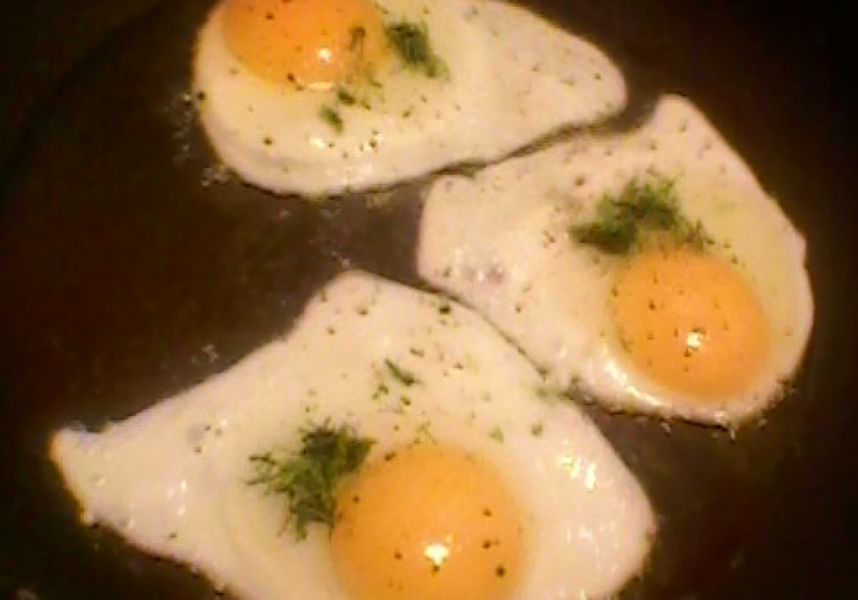 Jajka sadzone ze szczypiorkiem foto
