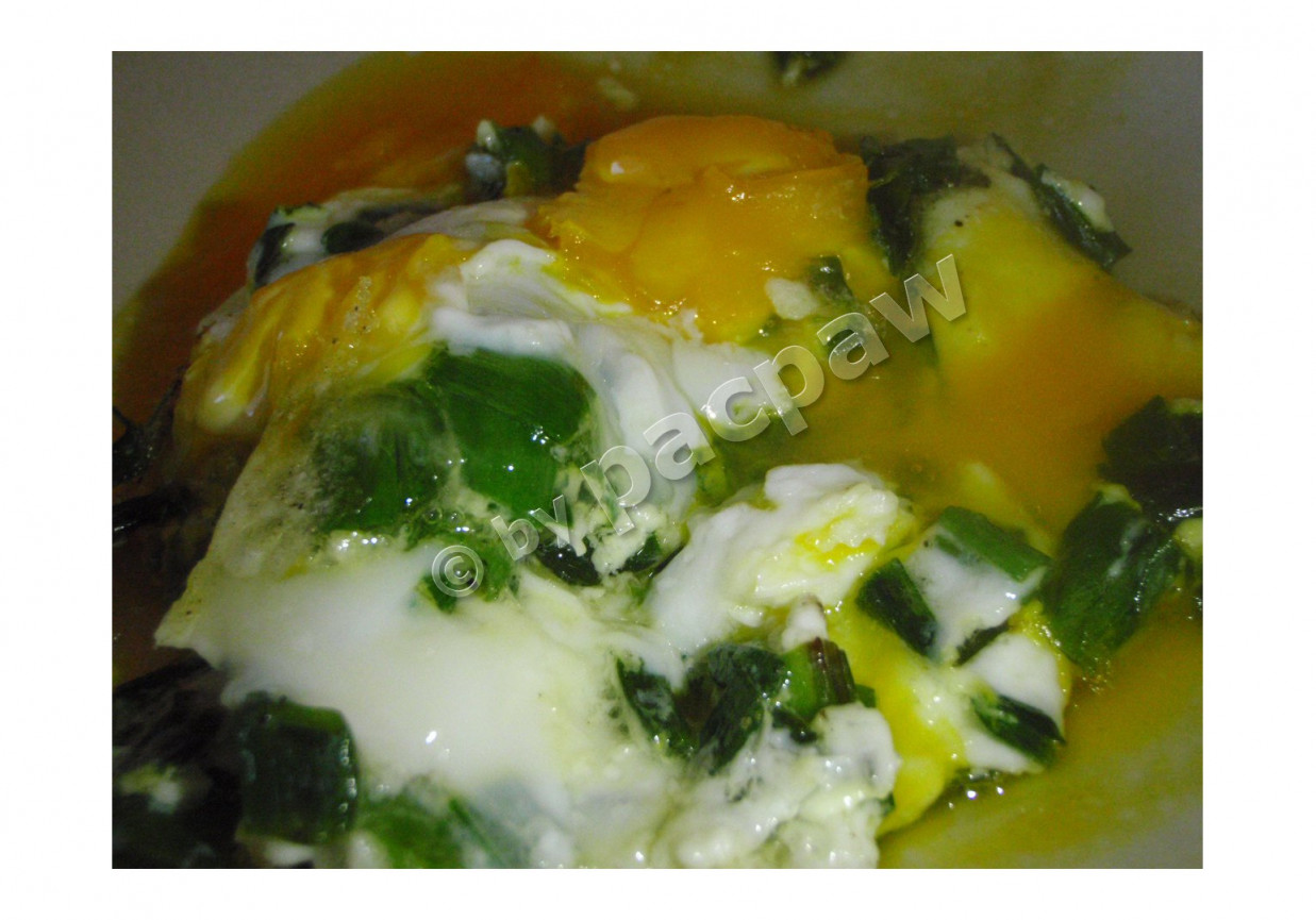 Jajka sadzone ze szczypiorkiem foto