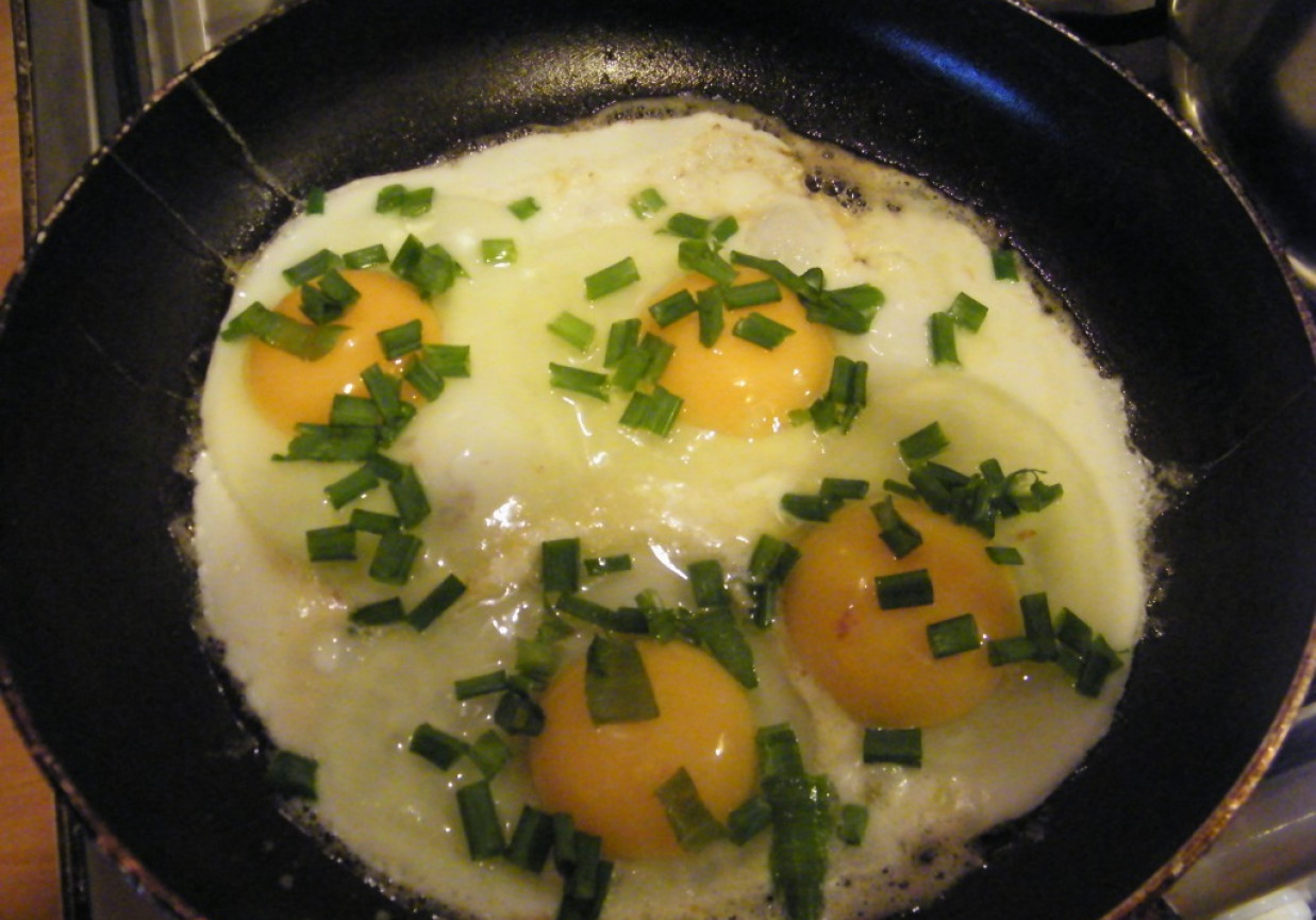 jajka sadzone ze szczypiorkiem foto