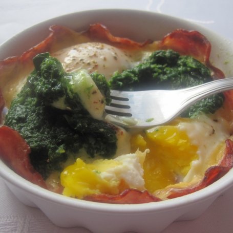 Krok 4 - Jajka sadzone ze szpinakiem w koszyczku z kiełbasy żywieckiej foto