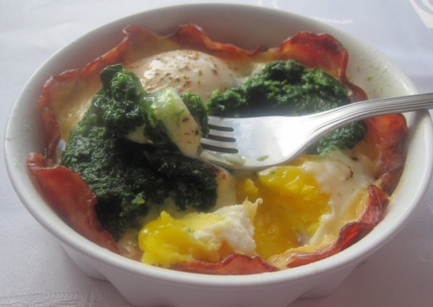 Fotografia przedstawiająca Jajka sadzone ze szpinakiem w koszyczku z kiełbasy żywieckiej