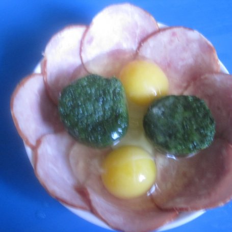 Krok 2 - Jajka sadzone ze szpinakiem w koszyczku z kiełbasy żywieckiej foto