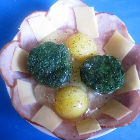 Krok 3 - Jajka sadzone ze szpinakiem w koszyczku z kiełbasy żywieckiej foto