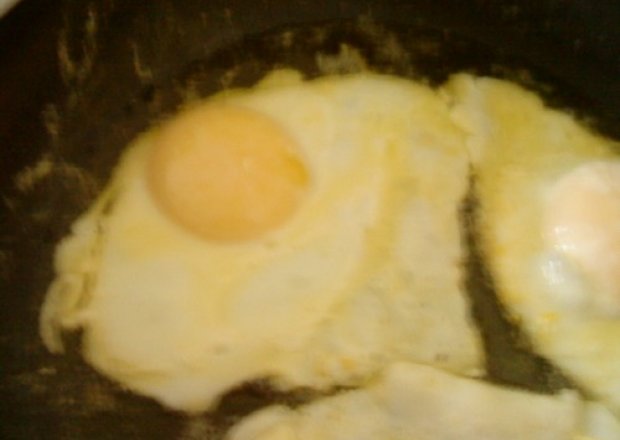 Fotografia przedstawiająca jajka sadzone