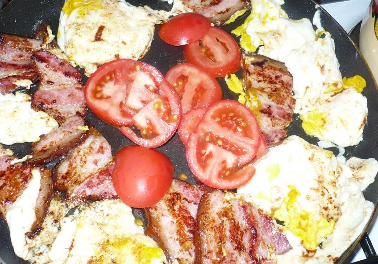 Jajka smażone z boczkiem i pomidorami foto