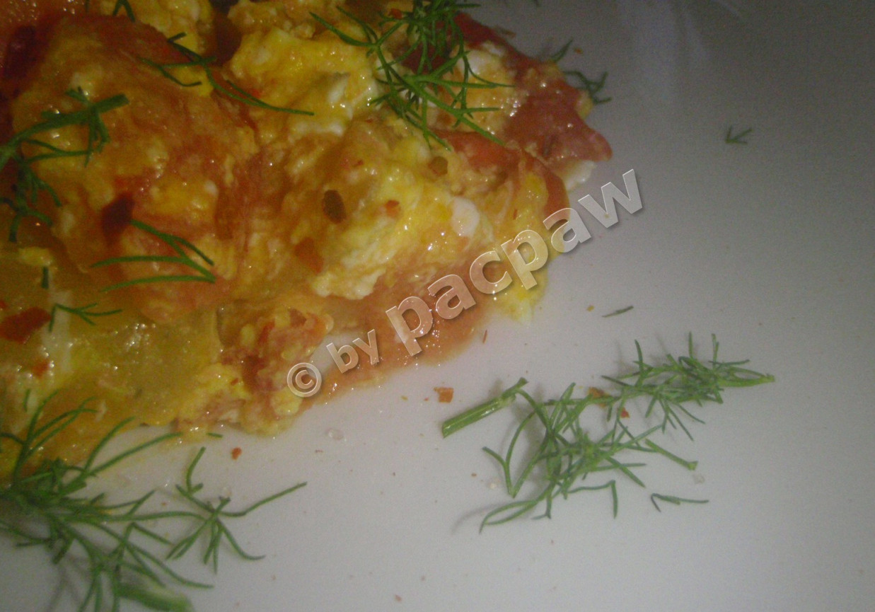 Jajka smażone z plasterkami ziemniaków i pomidorem foto