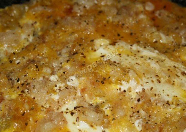 Fotografia przedstawiająca Jajka smażone z puree ziemniaczanym