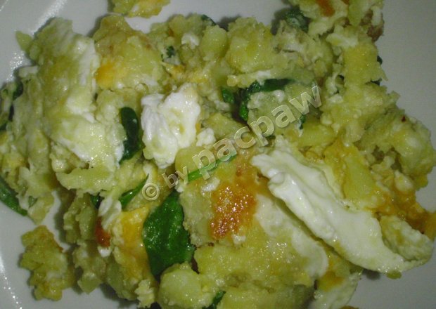 Fotografia przedstawiająca Jajka smażone z ziemniaczkami i szpinakiem