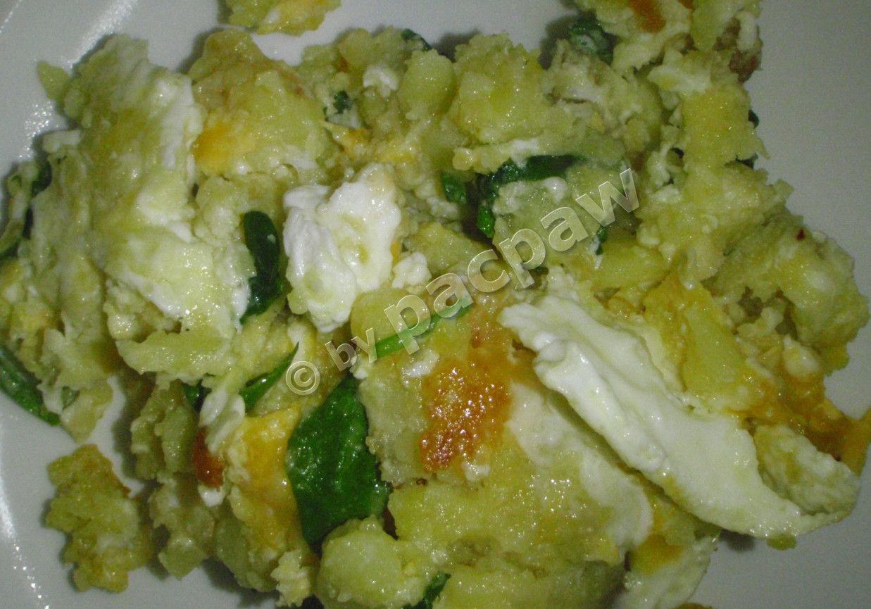 Jajka smażone z ziemniaczkami i szpinakiem foto