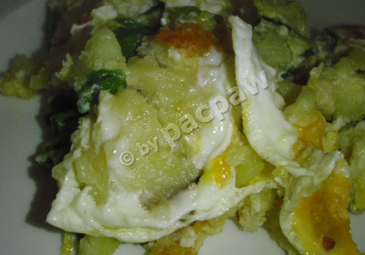 Jajka smażone z ziemniaczkami i szpinakiem foto
