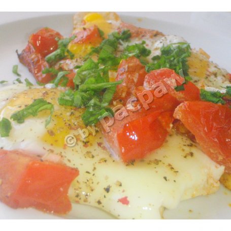 Krok 4 - Jajka śniadaniowe z pomidorami foto