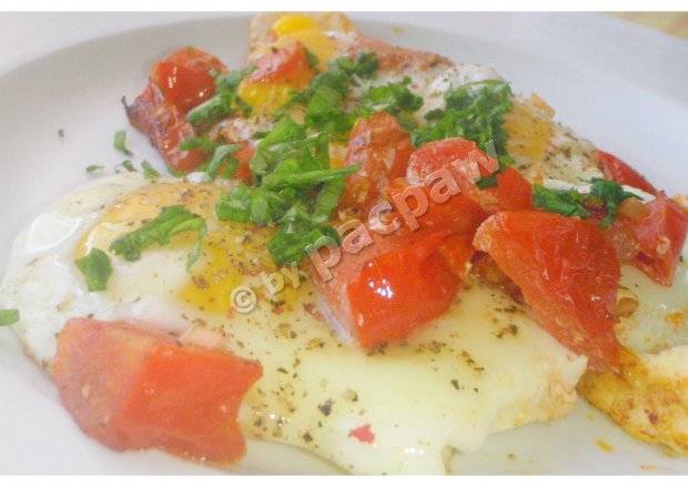 Fotografia przedstawiająca Jajka śniadaniowe z pomidorami