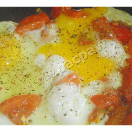 Krok 3 - Jajka śniadaniowe z pomidorami foto