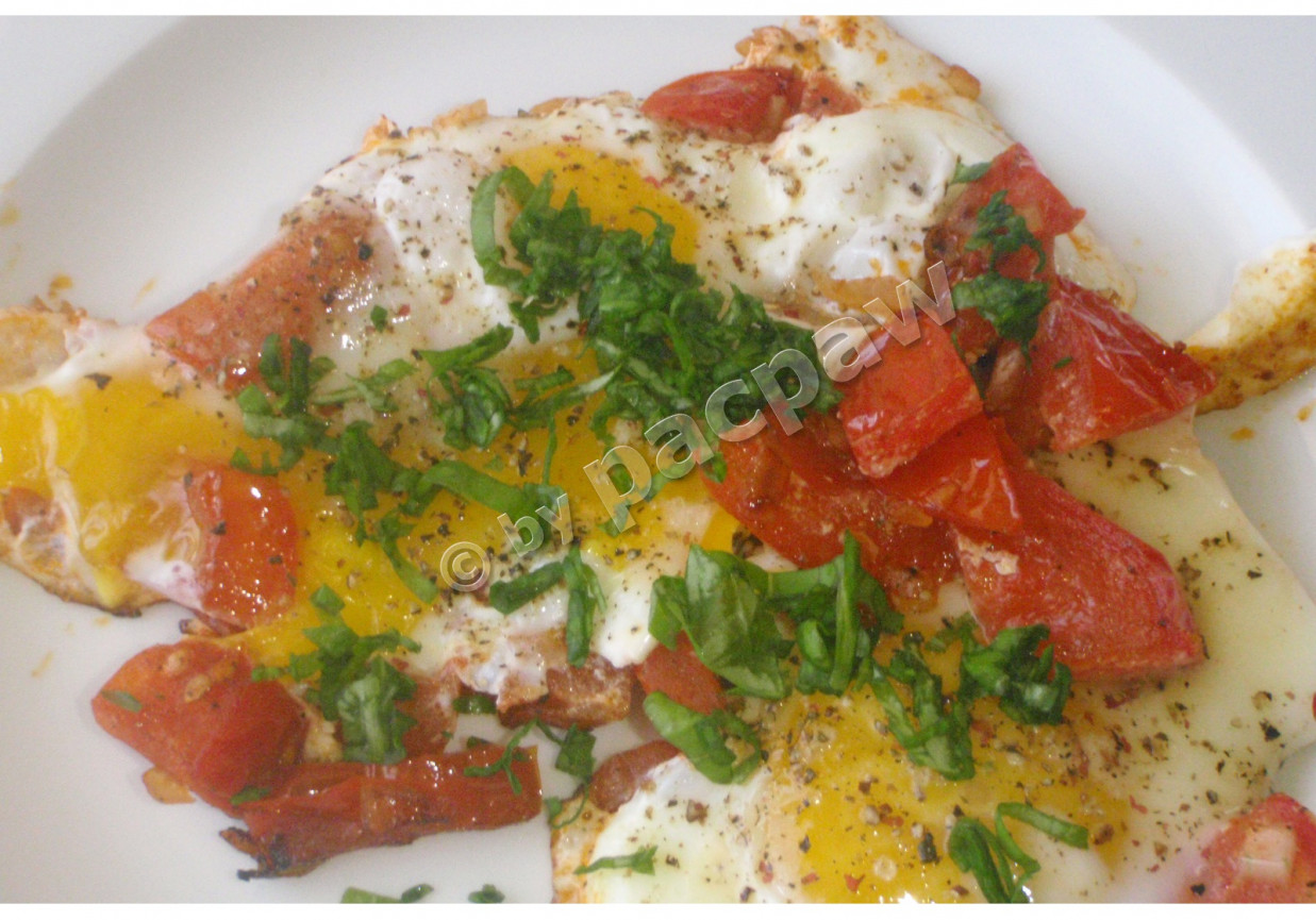 Jajka śniadaniowe z pomidorami foto