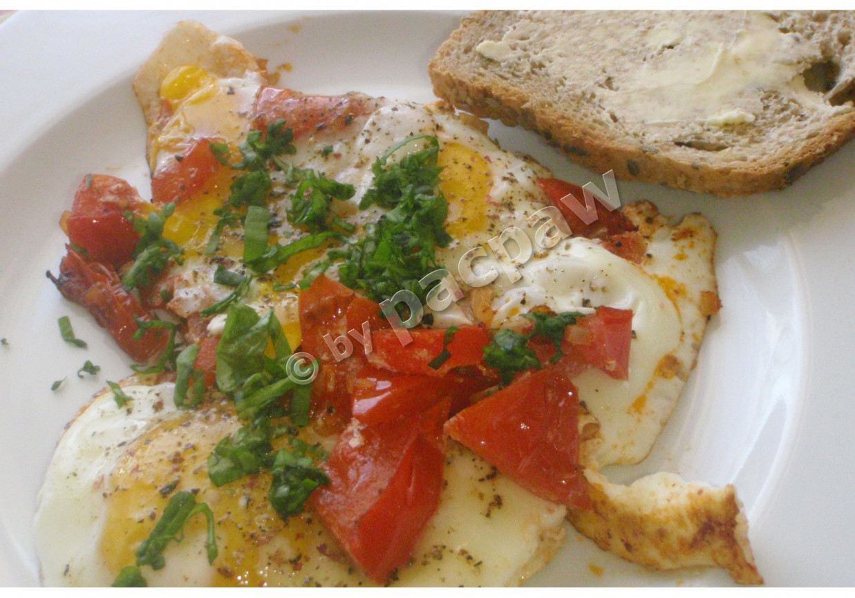 Jajka śniadaniowe z pomidorami foto