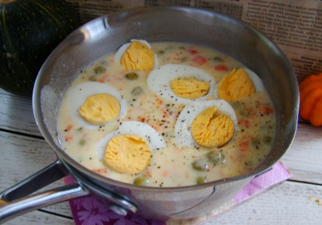 Jajka w białym sosie warzywnym foto