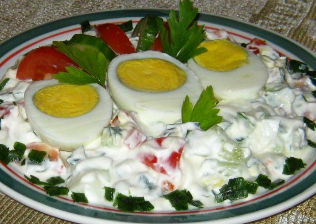 Fotografia przedstawiająca Jajka w jogurtowo warzywnym sosie