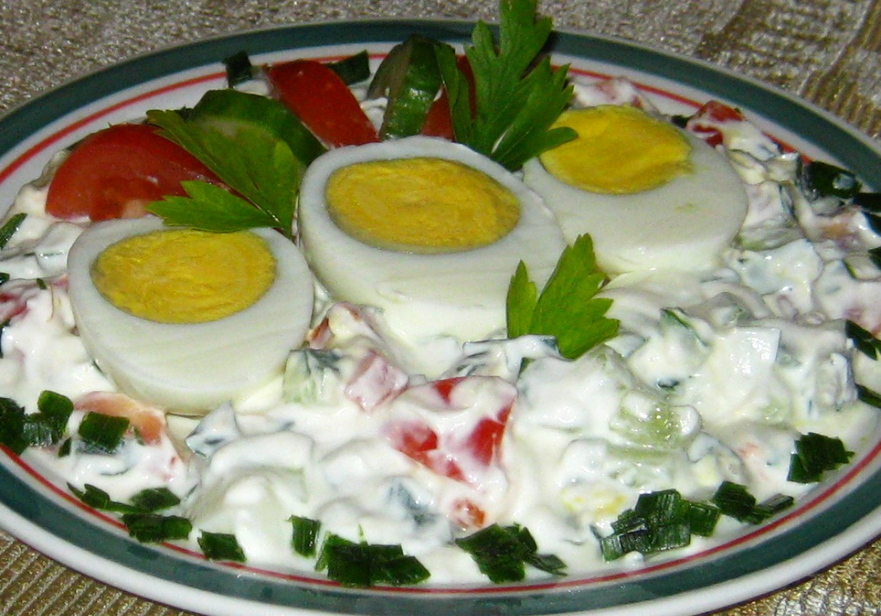 Jajka w jogurtowo warzywnym sosie foto