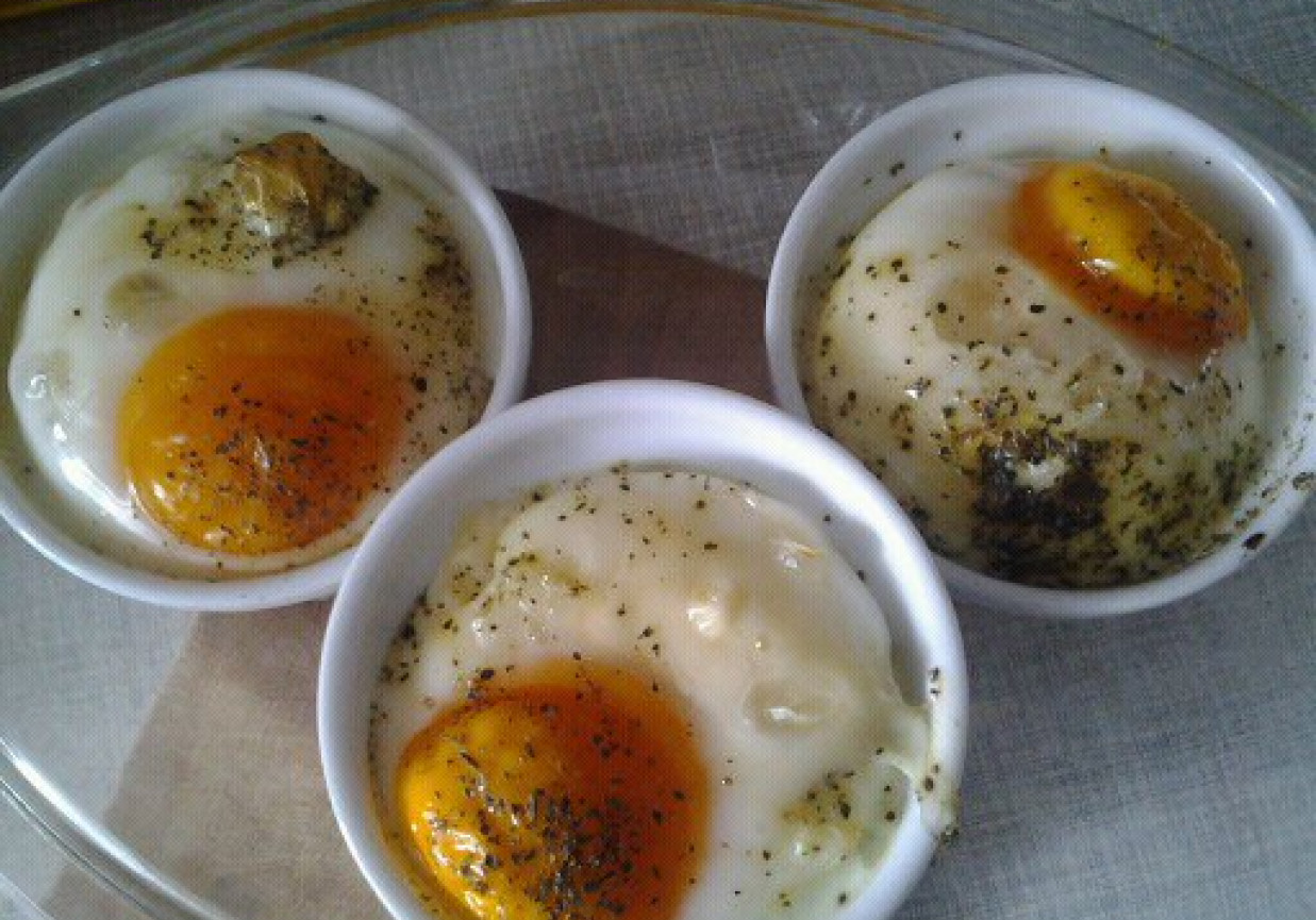 jajka w kokilkach z dodatkami. foto