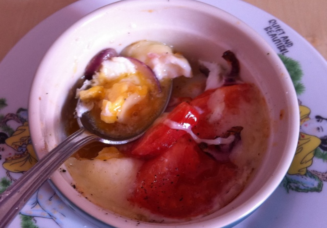 Jajka w kokilkach z pomidorem i cebulą foto