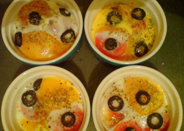 Fotografia przedstawiająca Jajka w kokilkach z pomidorkami