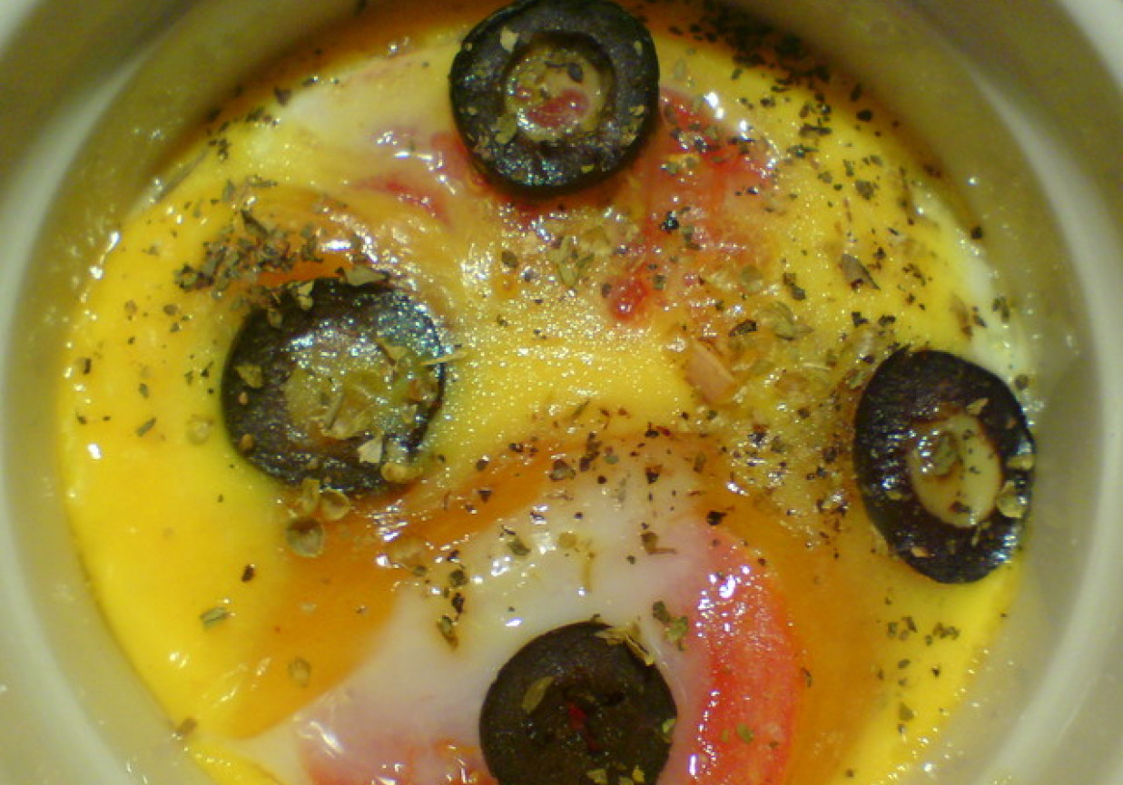 Jajka w kokilkach z pomidorkami foto