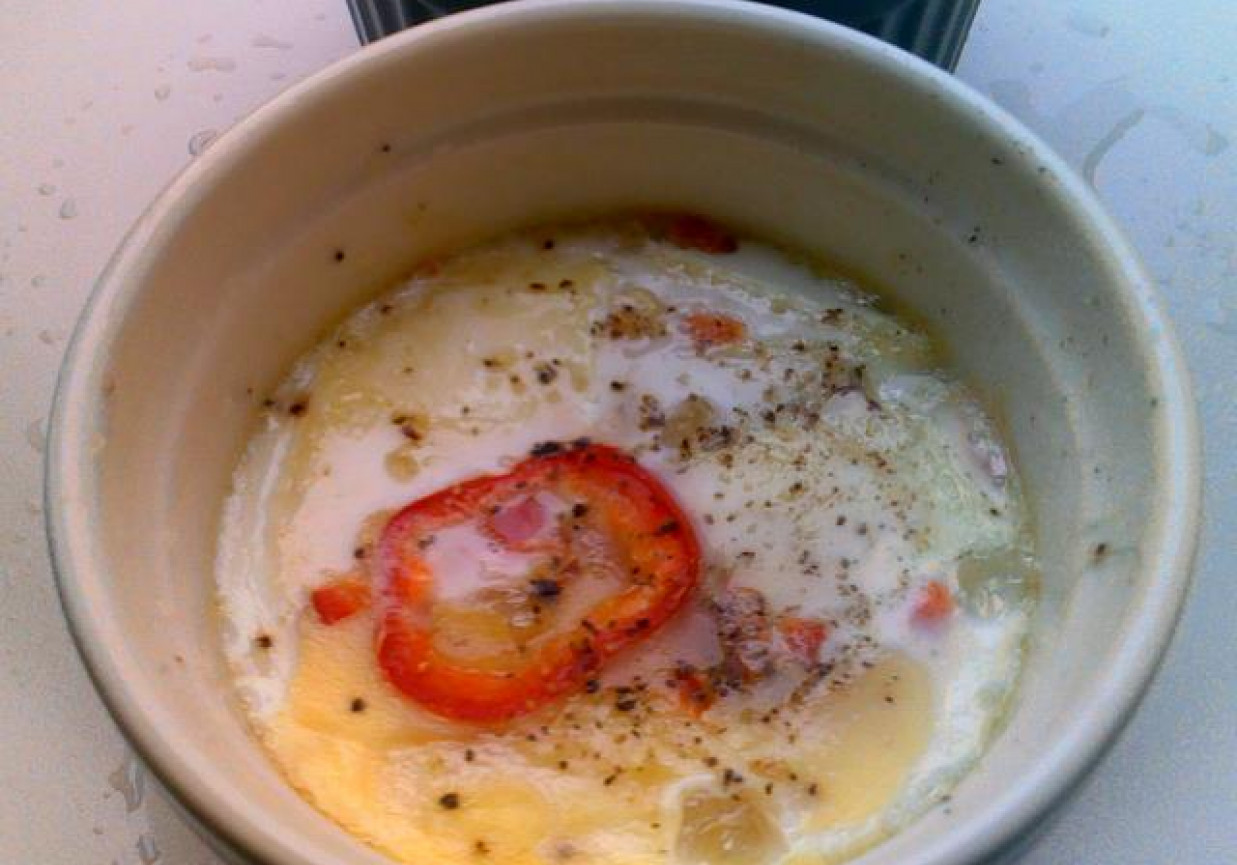 Jajka w kokilkach z serem camembert foto