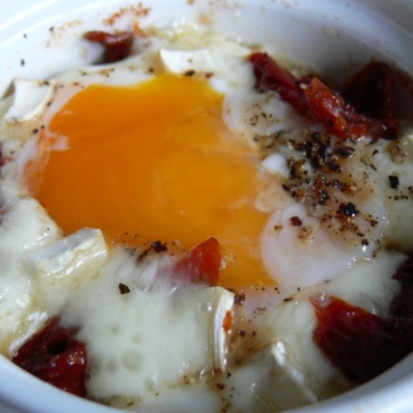 Krok 4 - Jajka w kokilkach z suszonymi pomidorami foto