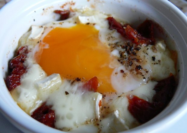 Fotografia przedstawiająca Jajka w kokilkach z suszonymi pomidorami