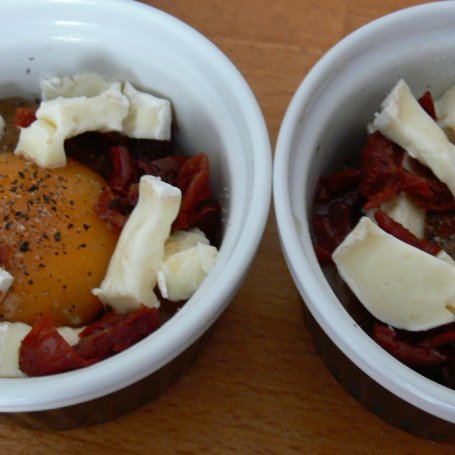 Krok 3 - Jajka w kokilkach z suszonymi pomidorami foto