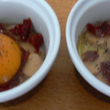 Krok 2 - Jajka w kokilkach z suszonymi pomidorami foto